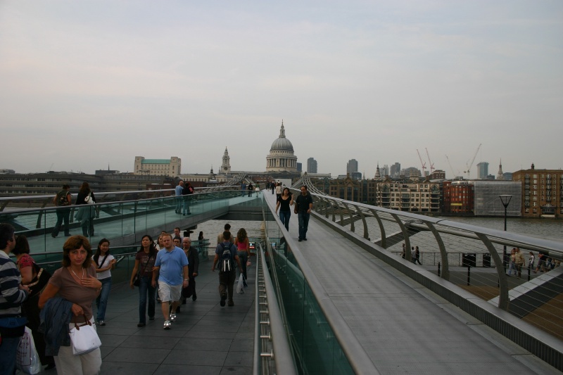 2005/09(September)/London/800x600_2005-09-10-London-223-walkway.JPG