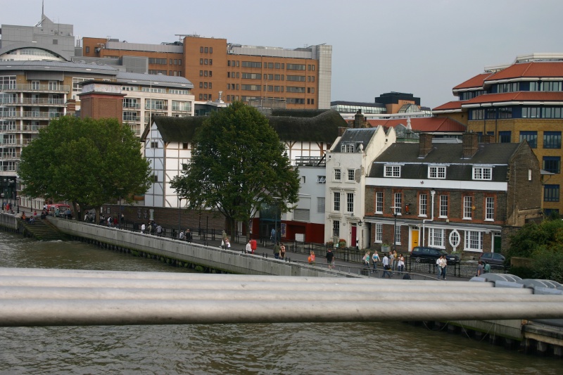 2005/09(September)/London/800x600_2005-09-10-London-225-walkway.JPG