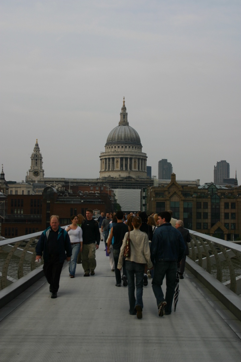 2005/09(September)/London/800x600_2005-09-10-London-227-walkway.JPG