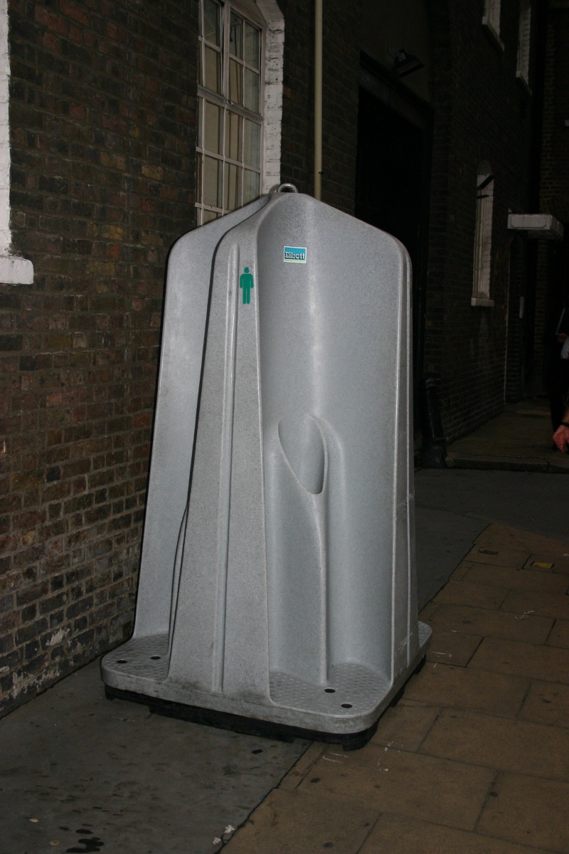 2005-09-10-London-245-alley-restroom.JPG