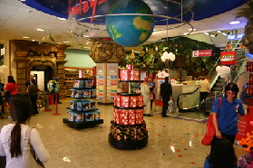2005-09-08-London-04-Hamleys-toy-store.JPG