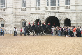 2005-09-10-London-017-changing-of-Queens-Lifeguards-horsemen.JPG