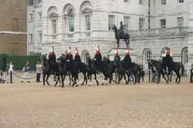 2005-09-10-London-018-changing-of-Queens-Lifeguards-horsemen.JPG
