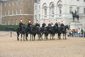2005-09-10-London-021-changing-of-Queens-Lifeguards-horsemen.JPG