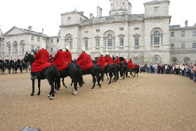 2005-09-10-London-028-changing-of-Queens-Lifeguards-horsemen.JPG