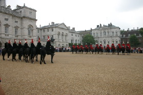 2005-09-10-London-031-changing-of-Queens-Lifeguards-horsemen.JPG