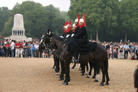 2005-09-10-London-035-changing-of-Queens-Lifeguards-horsemen.JPG