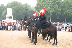 2005-09-10-London-036-changing-of-Queens-Lifeguards-horsemen.JPG
