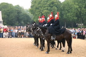 2005-09-10-London-038-changing-of-Queens-Lifeguards-horsemen.JPG