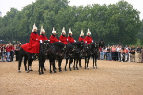2005-09-10-London-039-changing-of-Queens-Lifeguards-horsemen.JPG