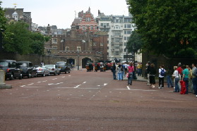 2005-09-10-London-041-changing-of-the-Guards.JPG