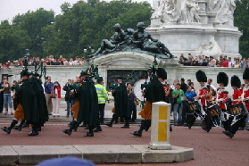 2005-09-10-London-050-changing-of-the-Guards.JPG