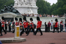 2005-09-10-London-051-changing-of-the-Guards.JPG