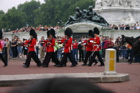 2005-09-10-London-053-changing-of-the-Guards.JPG