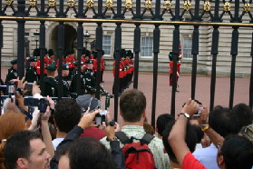 2005-09-10-London-057-changing-of-the-Guards.JPG