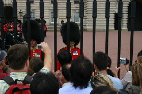 2005-09-10-London-068-changing-of-the-Guards.JPG