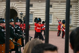 2005-09-10-London-092-changing-of-the-Guards.JPG