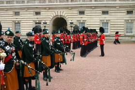 2005-09-10-London-110-changing-of-the-Guards.JPG