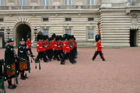 2005-09-10-London-118-changing-of-the-Guards.JPG