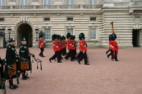 2005-09-10-London-119-changing-of-the-Guards.JPG