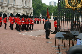 2005-09-10-London-124-changing-of-the-Guards.JPG
