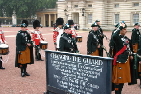 2005-09-10-London-125-changing-of-the-Guards.JPG