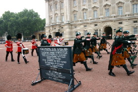 2005-09-10-London-129-changing-of-the-Guards.JPG