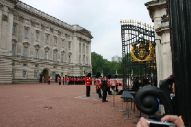 2005-09-10-London-132-changing-of-the-Guards.JPG