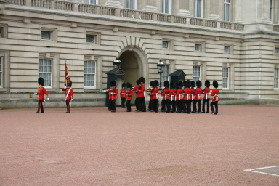 2005-09-10-London-135-changing-of-the-Guards.JPG