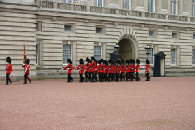 2005-09-10-London-136-changing-of-the-Guards.JPG