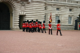 2005-09-10-London-139-changing-of-the-Guards.JPG