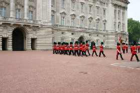 2005-09-10-London-142-changing-of-the-Guards.JPG