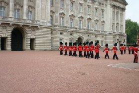 2005-09-10-London-144-changing-of-the-Guards.JPG