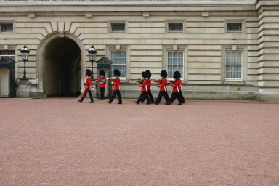 2005-09-10-London-151-changing-of-the-Guards.JPG