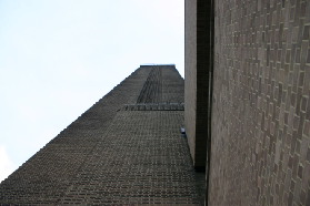 2005-09-10-London-221-museum-smokestack.JPG