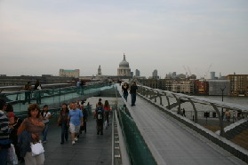 2005-09-10-London-223-walkway.JPG