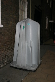2005-09-10-London-245-alley-restroom.JPG
