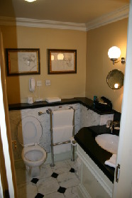 2005-09-10-London-247-Royal-HorseGuards-hotel-room.JPG