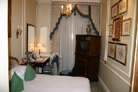2005-09-10-London-248-Royal-HorseGuards-hotel-room.JPG