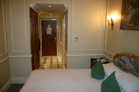 2005-09-10-London-249-Royal-HorseGuards-hotel-room.JPG