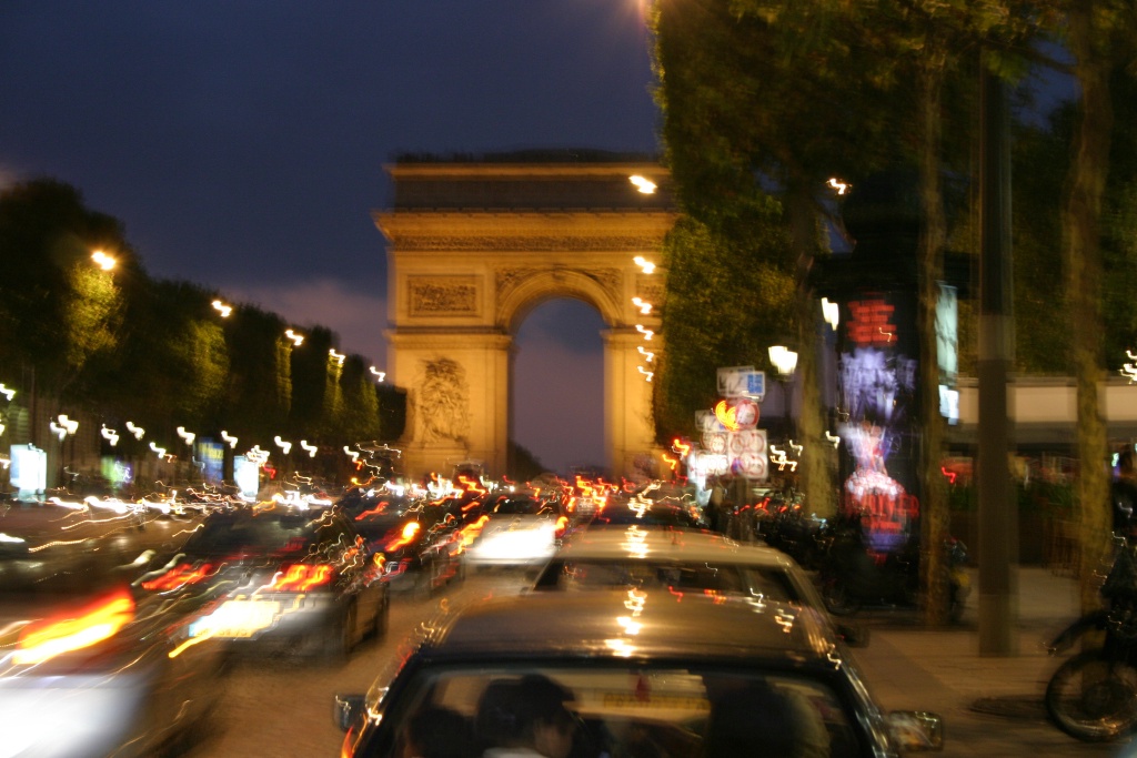 2005/09(September)/Paris/1024x768_2005-09-13-Paris-21-Champs-Elyees-Arc-De-Triomphe.JPG