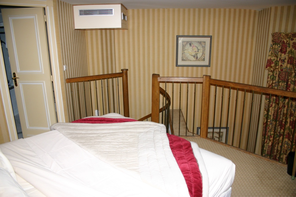 2005-09-13-Paris-25-Marignan-hotel.JPG