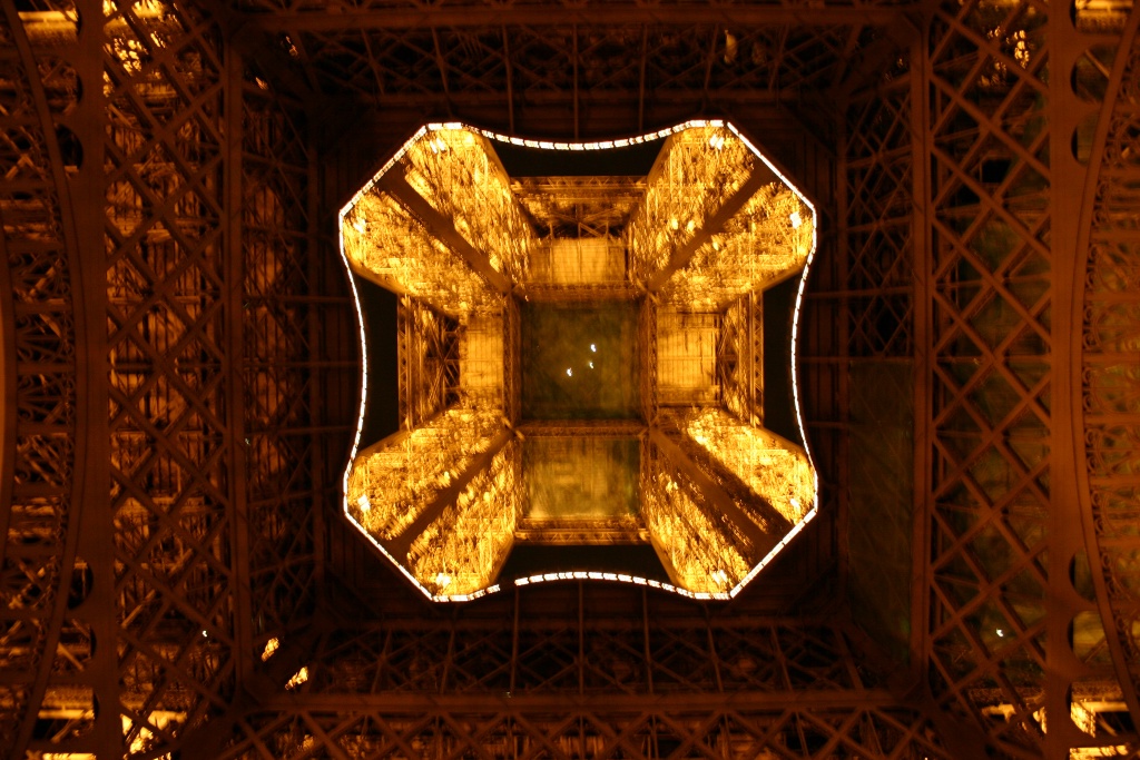 2005/09(September)/Paris/1024x768_2005-09-13-Paris-37-Eiffel-Tower.JPG