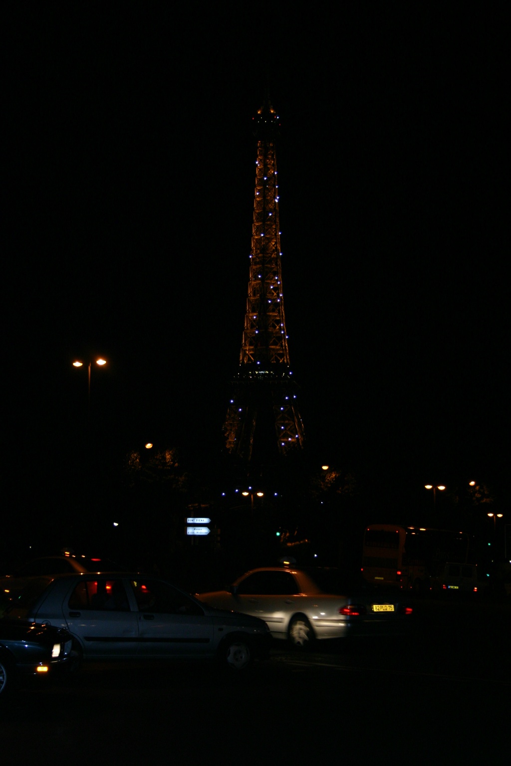 2005/09(September)/Paris/1024x768_2005-09-13-Paris-41-Eiffel-Tower.JPG