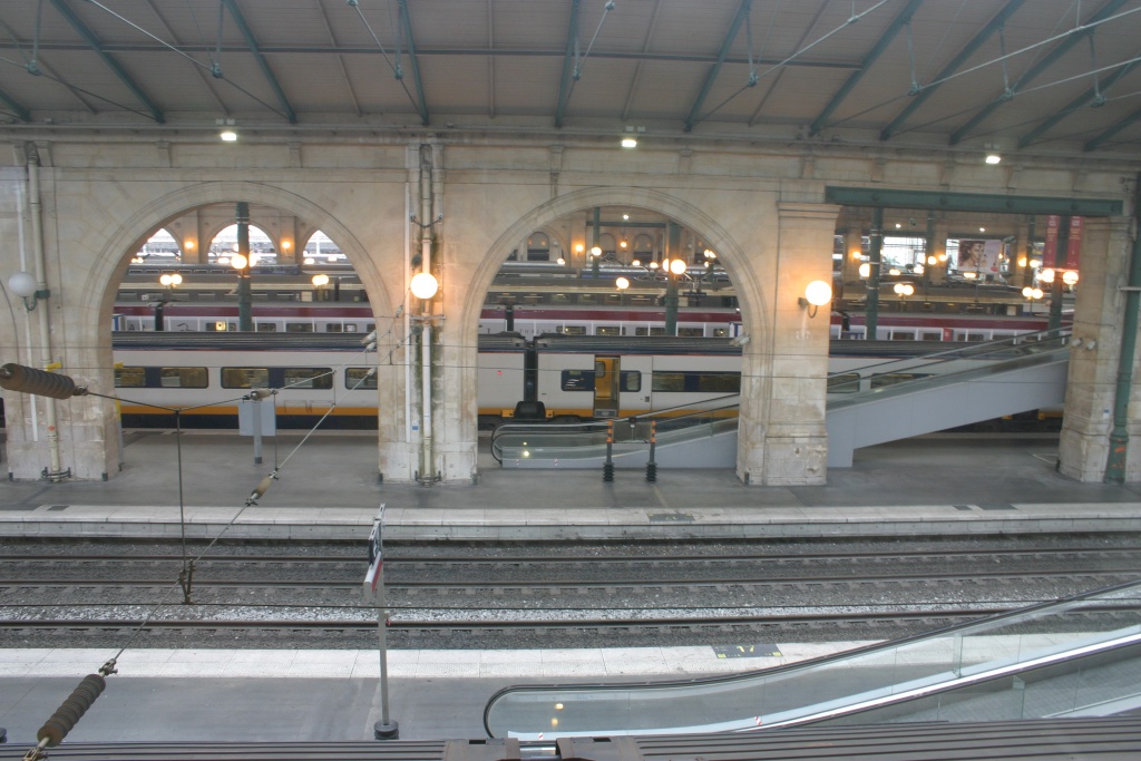 2005/09(September)/Paris/1024x768_2005-09-14-Paris-01-Train-station.JPG