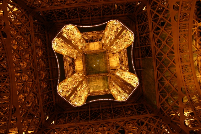 2005/09(September)/Paris/640x480_2005-09-13-Paris-38-Eiffel-Tower.JPG