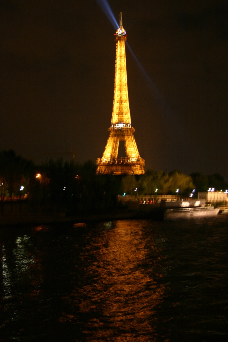 2005/09(September)/Paris/800x600_2005-09-13-Paris-30-Eiffel-Tower.JPG
