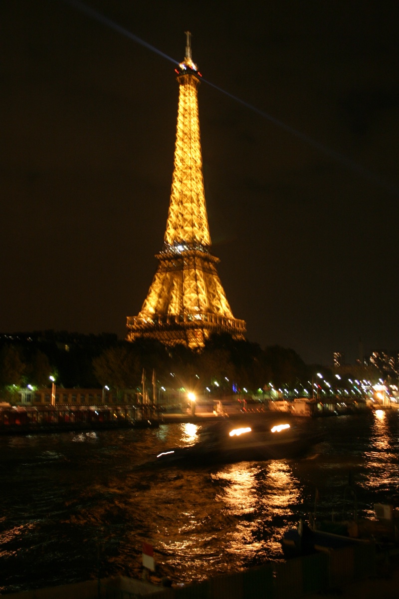2005/09(September)/Paris/800x600_2005-09-13-Paris-31-Eiffel-Tower.JPG