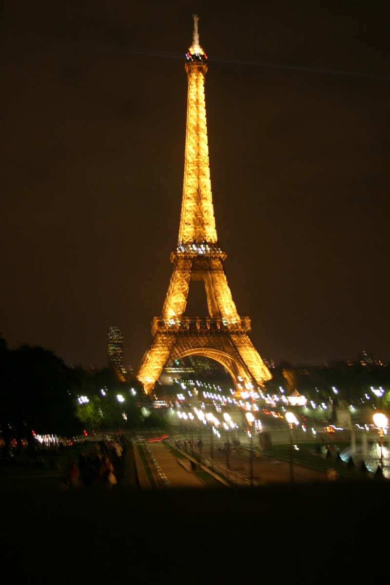 2005/09(September)/Paris/800x600_2005-09-13-Paris-32-Eiffel-Tower.JPG