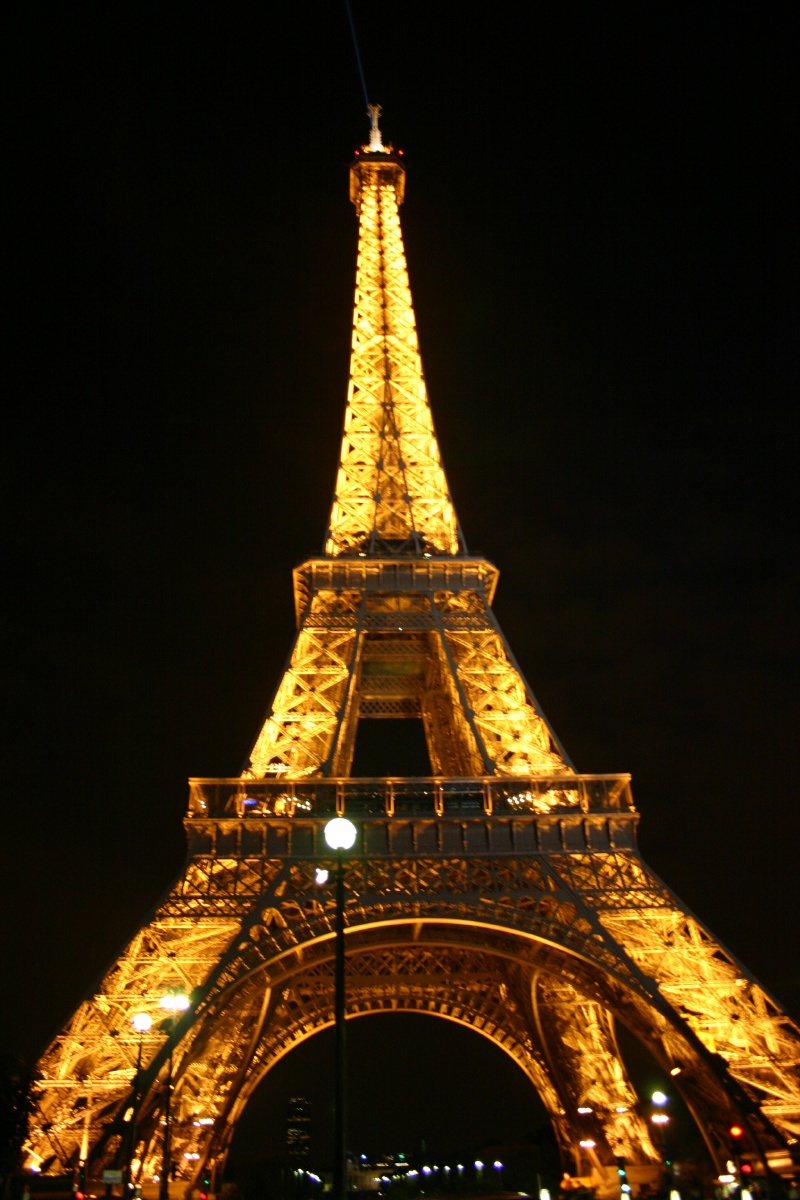 2005/09(September)/Paris/800x600_2005-09-13-Paris-36-Eiffel-Tower.JPG